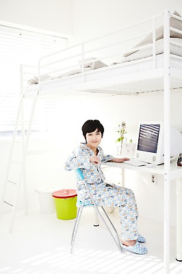 포토 JPG 전신 학생 라이프스타일 남자 어린이라이프 초등학생 어린이 포즈 의자 창문 모션 슬리퍼 실내 실내화 한명 미소 웃음 사람 앉기 동양인 소년 10대 컴퓨터 모니터 침실 방 잠옷 한국인 침대 키보드 마우스 블라인드 책상 이층침대 남자만 남자한명만 십대만 십대남자만 십대남자한명만 국내포토 1 옷 가구 신발 청소년 표정 인종 내부 생활 전자제품 컴퓨터용품 커튼 파일형식