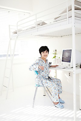 포토 JPG 전신 식물 학생 라이프스타일 남자 어린이라이프 화분 화초 초등학생 어린이 포즈 의자 창문 모션 슬리퍼 실내 실내화 한명 사람 앉기 동양인 소년 10대 컴퓨터 모니터 침실 방 잠옷 한국인 침대 키보드 마우스 블라인드 책상 이층침대 남자만 남자한명만 십대만 십대남자만 십대남자한명만 국내포토 1 옷 가구 신발 청소년 인종 내부 생활 전자제품 컴퓨터용품 커튼 파일형식