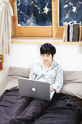 포토 JPG 학생 라이프스타일 남자 어린이라이프 초등학생 어린이 포즈 창문 베개 모션 실내 한명 사람 앉기 동양인 소년 상반신 10대 책 노트북 컴퓨터 침실 이불 방 잠옷 한국인 침대 커튼 남자만 남자한명만 십대만 십대남자만 십대남자한명만 국내포토 1 옷 가구 침구 청소년 인종 내부 생활 전자제품 파일형식