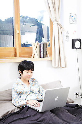 포토 JPG 학생 라이프스타일 남자 어린이라이프 초등학생 어린이 포즈 창문 베개 모션 실내 한명 사람 앉기 동양인 소년 상반신 10대 책 노트북 컴퓨터 침실 이불 방 잠옷 한국인 침대 커튼 남자만 남자한명만 십대만 십대남자만 십대남자한명만 국내포토 1 옷 가구 침구 청소년 인종 내부 생활 전자제품 파일형식