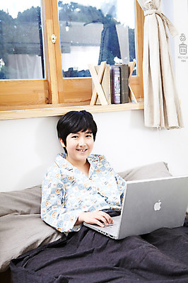 포토 JPG 학생 라이프스타일 남자 어린이라이프 초등학생 어린이 포즈 창문 베개 모션 실내 한명 미소 웃음 사람 앉기 동양인 소년 상반신 10대 책 노트북 컴퓨터 침실 이불 방 잠옷 한국인 침대 커튼 남자만 남자한명만 십대만 십대남자만 십대남자한명만 국내포토 1 옷 가구 침구 청소년 표정 인종 내부 생활 전자제품 파일형식