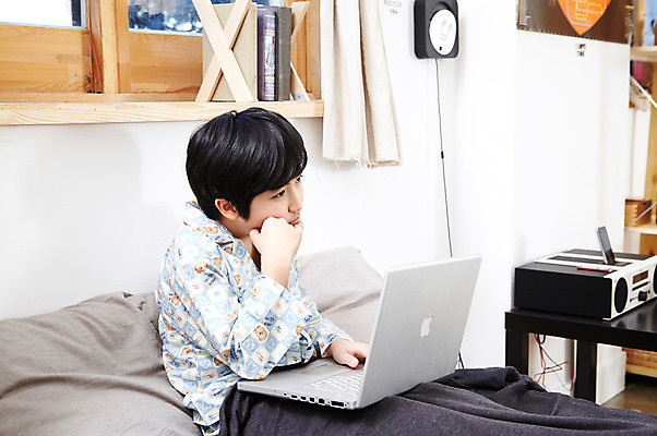 포토 JPG 학생 라이프스타일 남자 어린이라이프 초등학생 어린이 포즈 가구 창문 베개 모션 탁자 실내 한명 사람 앉기 동양인 손짓 소년 상반신 10대 책 노트북 컴퓨터 턱괴기 침실 이불 방 잠옷 한국인 침대 커튼 남자만 남자한명만 십대만 십대남자만 십대남자한명만 국내포토 1 옷 생활용품 침구 청소년 인종 내부 생활 전자제품 파일형식