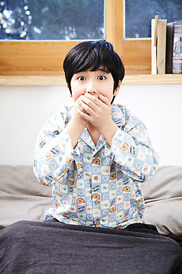 포토 JPG 학생 라이프스타일 남자 어린이라이프 초등학생 어린이 포즈 창문 베개 모션 실내 표정 한명 사람 앉기 동양인 손짓 소년 상반신 10대 책 놀람 침실 이불 방 잠옷 한국인 침대 커튼 늦잠 남자만 남자한명만 십대만 십대남자만 십대남자한명만 국내포토 1 옷 감정 가구 침구 청소년 인종 내부 생활 잠 파일형식