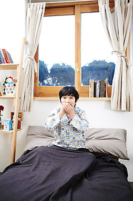 포토 JPG 학생 라이프스타일 남자 어린이라이프 초등학생 어린이 포즈 창문 베개 모션 책장 선반 실내 표정 한명 사람 앉기 동양인 손짓 소년 상반신 10대 책 놀람 침실 이불 방 잠옷 한국인 침대 커튼 늦잠 남자만 남자한명만 십대만 십대남자만 십대남자한명만 국내포토 1 옷 감정 가구 침구 청소년 인종 내부 생활 잠 파일형식