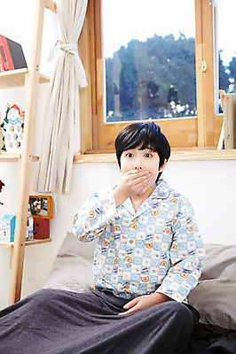 포토 JPG 학생 라이프스타일 남자 어린이라이프 초등학생 어린이 포즈 창문 베개 모션 책장 선반 실내 표정 한명 사람 앉기 동양인 손짓 소년 상반신 10대 책 놀람 침실 이불 방 잠옷 한국인 침대 커튼 늦잠 남자만 남자한명만 십대만 십대남자만 십대남자한명만 국내포토 1 옷 감정 가구 침구 청소년 인종 내부 생활 잠 파일형식