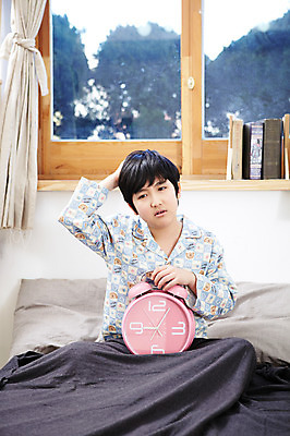 포토 JPG 학생 라이프스타일 남자 어린이라이프 초등학생 어린이 시계 포즈 창문 베개 모션 실내 한명 들기 사람 앉기 동양인 손짓 소년 상반신 10대 책 침실 이불 방 잠옷 한국인 자명종 침대 커튼 늦잠 남자만 남자한명만 십대만 십대남자만 십대남자한명만 국내포토 1 옷 가구 침구 청소년 인종 내부 생활 알람 잠 파일형식