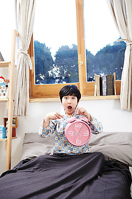포토 JPG 학생 라이프스타일 남자 어린이라이프 초등학생 어린이 시계 포즈 창문 베개 모션 선반 실내 표정 한명 들기 사람 앉기 동양인 손짓 소년 상반신 10대 책 놀람 침실 이불 방 잠옷 한국인 자명종 침대 가리킴 커튼 늦잠 남자만 남자한명만 십대만 십대남자만 십대남자한명만 국내포토 1 옷 감정 가구 침구 청소년 인종 내부 생활 알람 잠 파일형식