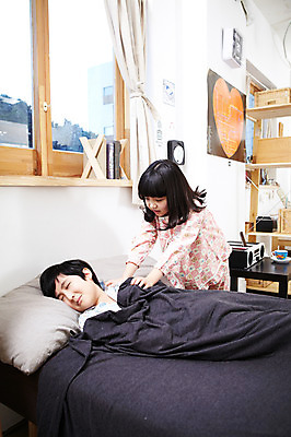 포토 JPG 학생 라이프스타일 여자 남자 어린이라이프 초등학생 어린이 포즈 가구 창문 베개 모션 탁자 선반 실내 서기 사람 동양인 소녀 소년 상반신 두명 10대 책 친구 눕기 침실 이불 방 잠옷 한국인 침대 잠 커튼 수면 늦잠 십대만 깨우기 국내포토 옷 생활용품 관계 침구 청소년 인종 내부 생활 물 파일형식