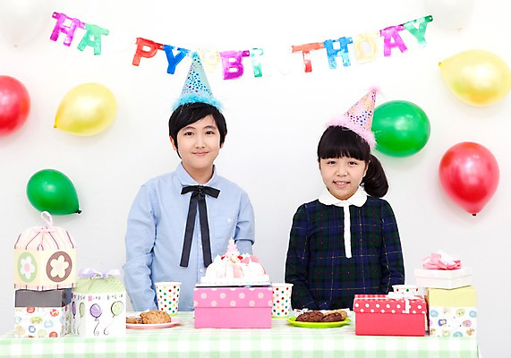 포토 JPG 학생 라이프스타일 여자 기념일 남자 행복 어린이라이프 초등학생 어린이 포즈 탁자 실내 선물 서기 웃음 사람 동양인 소녀 이벤트 소년 상반신 두명 장식 10대 컵 친구 선물상자 상자 파티 케이크 기쁨 고깔모자 한국인 축하 생일파티 생일 오브젝트 이벤트용품 파티용품 풍선 십대만 국내포토 모자_잡화 식기 감정 가구 컨셉 관계 모션 청소년 디저트 표정 인종 내부 생활 파일형식