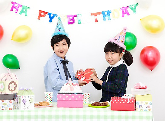 포토 JPG 학생 라이프스타일 여자 기념일 남자 행복 어린이라이프 초등학생 어린이 포즈 탁자 실내 선물 서기 웃음 들기 사람 동양인 소녀 이벤트 소년 상반신 두명 장식 10대 컵 친구 선물상자 상자 파티 케이크 기쁨 고깔모자 한국인 축하 생일파티 생일 오브젝트 이벤트용품 파티용품 주기 풍선 십대만 국내포토 모자_잡화 식기 감정 가구 컨셉 관계 모션 청소년 디저트 표정 인종 내부 생활 파일형식
