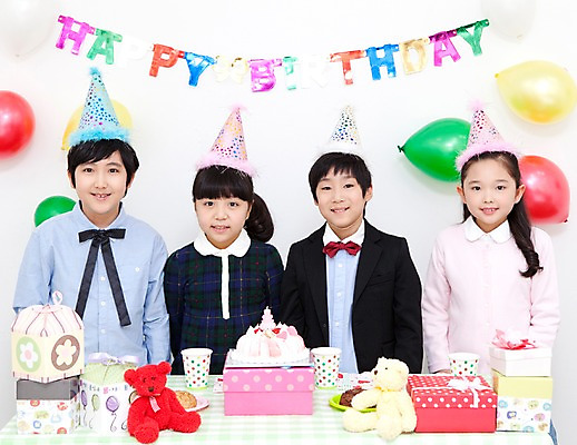 포토 JPG 학생 라이프스타일 여자 기념일 남자 행복 어린이라이프 초등학생 어린이 인형 포즈 탁자 실내 선물 서기 웃음 사람 동양인 소녀 이벤트 소년 여러명 상반신 장식 10대 컵 친구 선물상자 상자 장난감 파티 케이크 기쁨 고깔모자 한국인 축하 생일파티 생일 오브젝트 이벤트용품 파티용품 풍선 십대만 국내포토 모자_잡화 식기 감정 가구 다수 컨셉 관계 모션 청소년 디저트 표정 인종 내부 생활 파일형식