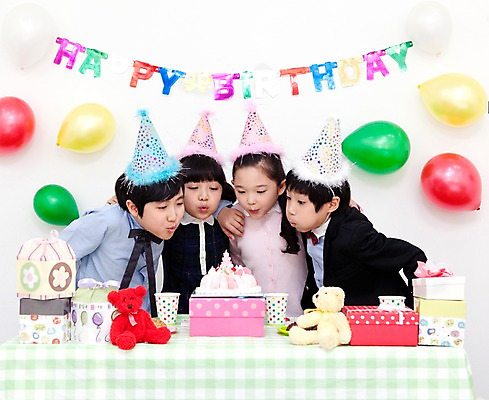 포토 JPG 학생 라이프스타일 여자 기념일 남자 행복 어린이라이프 초등학생 어린이 인형 포즈 탁자 어깨동무 실내 선물 서기 웃음 사람 동양인 소녀 이벤트 소년 여러명 상반신 장식 10대 컵 친구 선물상자 상자 장난감 파티 케이크 기쁨 고깔모자 한국인 축하 생일파티 생일 오브젝트 이벤트용품 파티용품 풍선 촛불끄기 십대만 국내포토 모자_잡화 식기 감정 가구 다수 컨셉 관계 모션 청소년 디저트 표정 인종 내부 생활 끄기 파일형식