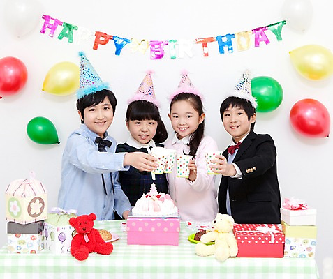 포토 JPG 학생 라이프스타일 여자 기념일 남자 행복 어린이라이프 초등학생 어린이 인형 포즈 탁자 실내 선물 서기 웃음 들기 사람 동양인 소녀 이벤트 소년 여러명 상반신 장식 10대 컵 친구 선물상자 상자 장난감 파티 케이크 기쁨 고깔모자 한국인 축하 생일파티 생일 오브젝트 이벤트용품 파티용품 풍선 십대만 국내포토 모자_잡화 식기 감정 가구 다수 컨셉 관계 모션 청소년 디저트 표정 인종 내부 생활 파일형식