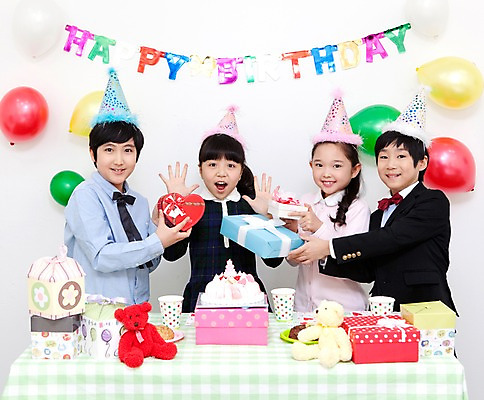 포토 JPG 학생 라이프스타일 여자 기념일 남자 행복 어린이라이프 초등학생 어린이 인형 포즈 탁자 실내 선물 서기 웃음 들기 사람 동양인 소녀 이벤트 소년 여러명 상반신 장식 10대 컵 친구 선물상자 상자 장난감 파티 케이크 놀람 기쁨 고깔모자 한국인 축하 생일파티 생일 오브젝트 이벤트용품 파티용품 주기 풍선 십대만 국내포토 모자_잡화 식기 감정 가구 다수 컨셉 관계 모션 청소년 디저트 표정 인종 내부 생활 파일형식