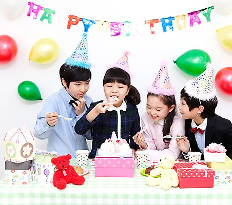 포토 JPG 학생 라이프스타일 여자 기념일 남자 행복 어린이라이프 초등학생 어린이 인형 포즈 포크 탁자 실내 선물 서기 웃음 들기 사람 동양인 소녀 이벤트 소년 여러명 상반신 장식 10대 컵 친구 선물상자 상자 장난감 파티 케이크 기쁨 고깔모자 한국인 축하 생일파티 생일 먹기 오브젝트 이벤트용품 파티용품 풍선 십대만 국내포토 모자_잡화 식기 감정 가구 다수 컨셉 관계 모션 청소년 디저트 표정 인종 내부 생활 파일형식
