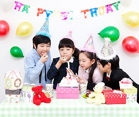 포토 JPG 학생 라이프스타일 여자 기념일 남자 행복 어린이라이프 초등학생 어린이 인형 포즈 포크 탁자 실내 선물 서기 웃음 들기 사람 동양인 소녀 이벤트 소년 여러명 상반신 장식 10대 컵 친구 선물상자 상자 장난감 파티 케이크 기쁨 고깔모자 한국인 축하 생일파티 생일 먹기 오브젝트 이벤트용품 파티용품 풍선 십대만 국내포토 모자_잡화 식기 감정 가구 다수 컨셉 관계 모션 청소년 디저트 표정 인종 내부 생활 파일형식
