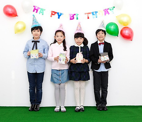 포토 JPG 전신 학생 라이프스타일 여자 기념일 남자 행복 어린이라이프 초등학생 어린이 포즈 실내 서기 웃음 들기 사람 동양인 소녀 이벤트 소년 여러명 장식 10대 친구 파티 기쁨 고깔모자 한국인 축하 생일파티 생일 오브젝트 이벤트용품 파티용품 풍선 십대만 국내포토 모자_잡화 감정 다수 컨셉 관계 모션 청소년 표정 인종 내부 생활 파일형식