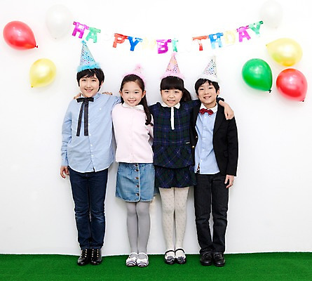 포토 JPG 전신 학생 라이프스타일 여자 기념일 남자 행복 어린이라이프 초등학생 어린이 포즈 어깨동무 실내 서기 웃음 사람 동양인 소녀 이벤트 소년 여러명 장식 10대 친구 파티 기쁨 고깔모자 한국인 축하 생일파티 생일 오브젝트 이벤트용품 파티용품 풍선 십대만 국내포토 모자_잡화 감정 다수 컨셉 관계 모션 청소년 표정 인종 내부 생활 파일형식