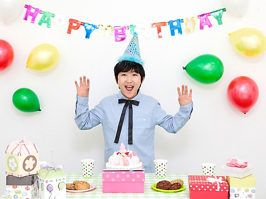 포토 JPG 학생 라이프스타일 기념일 남자 행복 어린이라이프 초등학생 어린이 포즈 탁자 실내 표정 선물 한명 서기 웃음 사람 동양인 손짓 이벤트 소년 상반신 장식 10대 컵 선물상자 상자 파티 케이크 놀람 기쁨 고깔모자 한국인 축하 생일파티 생일 오브젝트 이벤트용품 파티용품 풍선 남자만 남자한명만 십대만 십대남자만 십대남자한명만 국내포토 모자_잡화 1 식기 감정 가구 컨셉 모션 청소년 디저트 인종 내부 생활 파일형식