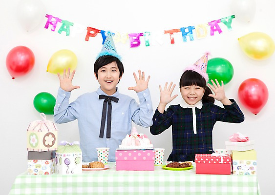 포토 JPG 학생 라이프스타일 여자 기념일 남자 행복 어린이라이프 초등학생 어린이 포즈 탁자 실내 표정 선물 서기 웃음 사람 동양인 손짓 소녀 이벤트 소년 상반신 두명 장식 10대 컵 친구 선물상자 상자 파티 케이크 놀람 기쁨 고깔모자 한국인 축하 생일파티 생일 오브젝트 이벤트용품 파티용품 풍선 십대만 국내포토 모자_잡화 식기 감정 가구 컨셉 관계 모션 청소년 디저트 인종 내부 생활 파일형식
