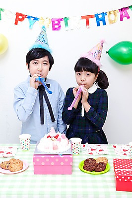 포토 JPG 학생 라이프스타일 여자 기념일 남자 행복 어린이라이프 초등학생 어린이 포즈 탁자 실내 선물 서기 웃음 들기 사람 동양인 소녀 이벤트 소년 상반신 두명 장식 10대 컵 친구 선물상자 상자 파티 케이크 기쁨 고깔모자 한국인 축하 생일파티 생일 오브젝트 이벤트용품 파티용품 풍선 코끼리피리 십대만 국내포토 모자_잡화 식기 감정 가구 컨셉 관계 모션 청소년 디저트 표정 인종 내부 생활 파일형식