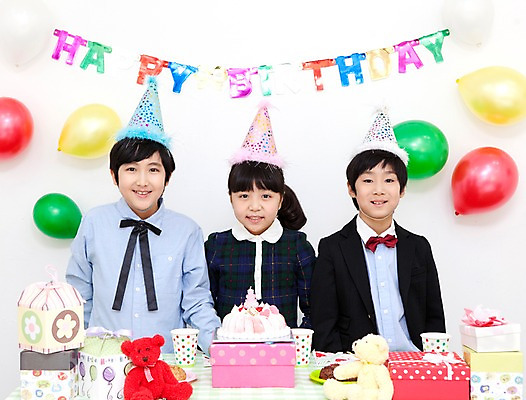 포토 JPG 학생 라이프스타일 여자 기념일 남자 행복 어린이라이프 초등학생 어린이 인형 포즈 탁자 실내 선물 서기 웃음 사람 동양인 소녀 이벤트 소년 상반신 장식 10대 컵 세명 친구 선물상자 상자 장난감 파티 케이크 기쁨 고깔모자 한국인 축하 생일파티 생일 오브젝트 이벤트용품 파티용품 풍선 십대만 국내포토 모자_잡화 식기 감정 가구 컨셉 관계 모션 청소년 디저트 표정 인종 내부 생활 파일형식