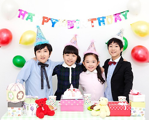 포토 JPG 학생 라이프스타일 여자 기념일 남자 행복 어린이라이프 초등학생 어린이 인형 포즈 탁자 어깨동무 실내 선물 서기 웃음 사람 동양인 소녀 이벤트 소년 여러명 상반신 장식 10대 컵 친구 선물상자 상자 장난감 파티 케이크 기쁨 고깔모자 한국인 축하 생일파티 생일 오브젝트 이벤트용품 파티용품 풍선 십대만 국내포토 모자_잡화 식기 감정 가구 다수 컨셉 관계 모션 청소년 디저트 표정 인종 내부 생활 파일형식