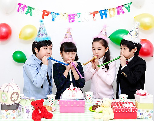 포토 JPG 학생 라이프스타일 여자 기념일 남자 행복 어린이라이프 초등학생 어린이 인형 포즈 탁자 실내 선물 서기 웃음 들기 사람 동양인 소녀 이벤트 소년 여러명 상반신 장식 10대 컵 친구 선물상자 상자 장난감 파티 케이크 기쁨 고깔모자 한국인 축하 생일파티 생일 오브젝트 이벤트용품 파티용품 풍선 코끼리피리 십대만 국내포토 모자_잡화 식기 감정 가구 다수 컨셉 관계 모션 청소년 디저트 표정 인종 내부 생활 파일형식