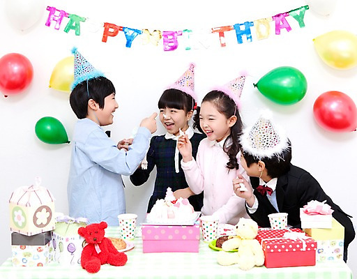 포토 JPG 학생 라이프스타일 여자 기념일 남자 행복 어린이라이프 초등학생 어린이 인형 포즈 포크 장난 탁자 실내 선물 서기 웃음 들기 사람 동양인 소녀 이벤트 소년 여러명 상반신 장식 10대 컵 친구 선물상자 상자 장난감 파티 케이크 기쁨 고깔모자 한국인 축하 생일파티 생일 먹기 오브젝트 이벤트용품 파티용품 풍선 십대만 국내포토 모자_잡화 식기 감정 가구 다수 컨셉 관계 모션 청소년 디저트 표정 인종 내부 생활 파일형식