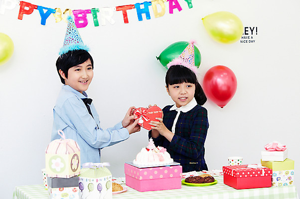 포토 JPG 학생 라이프스타일 여자 기념일 남자 행복 어린이라이프 초등학생 어린이 포즈 탁자 실내 선물 서기 웃음 들기 사람 동양인 소녀 이벤트 소년 상반신 두명 장식 10대 컵 친구 선물상자 상자 파티 케이크 기쁨 고깔모자 한국인 축하 생일파티 생일 오브젝트 이벤트용품 파티용품 주기 풍선 십대만 국내포토 모자_잡화 식기 감정 가구 컨셉 관계 모션 청소년 디저트 표정 인종 내부 생활 파일형식