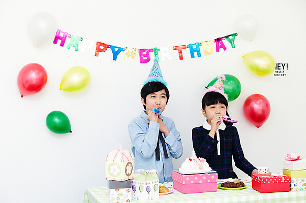 포토 JPG 학생 라이프스타일 여자 기념일 남자 행복 어린이라이프 초등학생 어린이 포즈 탁자 실내 선물 서기 웃음 들기 사람 동양인 소녀 이벤트 소년 상반신 두명 장식 10대 컵 친구 선물상자 상자 파티 케이크 기쁨 고깔모자 한국인 축하 생일파티 생일 오브젝트 이벤트용품 파티용품 풍선 코끼리피리 십대만 국내포토 모자_잡화 식기 감정 가구 컨셉 관계 모션 청소년 디저트 표정 인종 내부 생활 파일형식