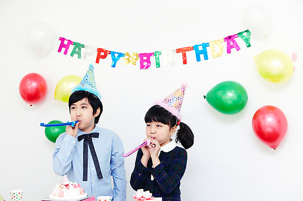 포토 JPG 학생 라이프스타일 여자 기념일 남자 행복 어린이라이프 초등학생 어린이 포즈 실내 서기 웃음 들기 사람 동양인 소녀 이벤트 소년 상반신 두명 장식 10대 친구 파티 기쁨 고깔모자 한국인 축하 생일파티 생일 오브젝트 이벤트용품 파티용품 풍선 코끼리피리 십대만 국내포토 모자_잡화 감정 컨셉 관계 모션 청소년 표정 인종 내부 생활 파일형식