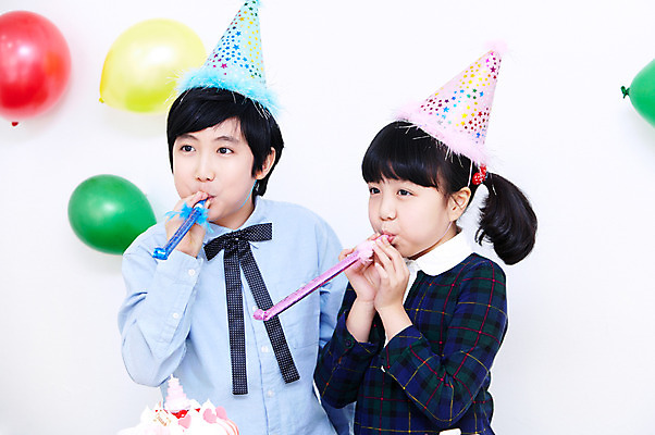 포토 JPG 학생 라이프스타일 여자 기념일 남자 행복 어린이라이프 초등학생 어린이 포즈 실내 서기 웃음 들기 사람 동양인 소녀 이벤트 소년 상반신 두명 장식 10대 친구 파티 기쁨 고깔모자 한국인 축하 생일파티 생일 오브젝트 이벤트용품 파티용품 풍선 코끼리피리 십대만 국내포토 모자_잡화 감정 컨셉 관계 모션 청소년 표정 인종 내부 생활 파일형식