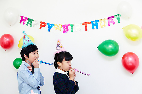 포토 JPG 학생 라이프스타일 여자 기념일 남자 행복 어린이라이프 초등학생 어린이 포즈 실내 서기 웃음 들기 사람 동양인 소녀 이벤트 소년 상반신 두명 장식 10대 친구 파티 기쁨 고깔모자 한국인 축하 생일파티 생일 오브젝트 이벤트용품 파티용품 풍선 코끼리피리 십대만 국내포토 모자_잡화 감정 컨셉 관계 모션 청소년 표정 인종 내부 생활 파일형식