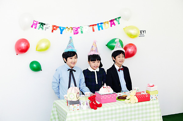 포토 JPG 학생 라이프스타일 여자 기념일 남자 행복 어린이라이프 초등학생 어린이 인형 포즈 탁자 실내 선물 서기 웃음 사람 동양인 소녀 이벤트 소년 상반신 장식 10대 컵 세명 친구 선물상자 상자 장난감 파티 케이크 기쁨 고깔모자 한국인 축하 생일파티 생일 오브젝트 이벤트용품 파티용품 풍선 십대만 국내포토 모자_잡화 식기 감정 가구 컨셉 관계 모션 청소년 디저트 표정 인종 내부 생활 파일형식