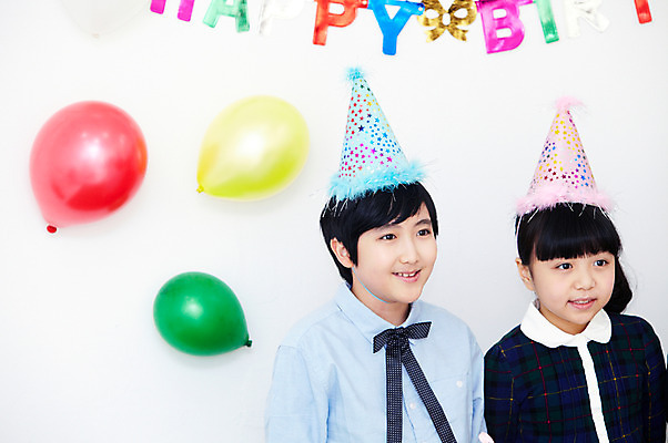 포토 JPG 학생 라이프스타일 여자 기념일 남자 행복 어린이라이프 초등학생 어린이 포즈 실내 서기 웃음 사람 동양인 소녀 이벤트 소년 상반신 두명 장식 10대 친구 파티 기쁨 고깔모자 한국인 축하 생일파티 생일 오브젝트 이벤트용품 파티용품 풍선 십대만 국내포토 모자_잡화 감정 컨셉 관계 모션 청소년 표정 인종 내부 생활 파일형식