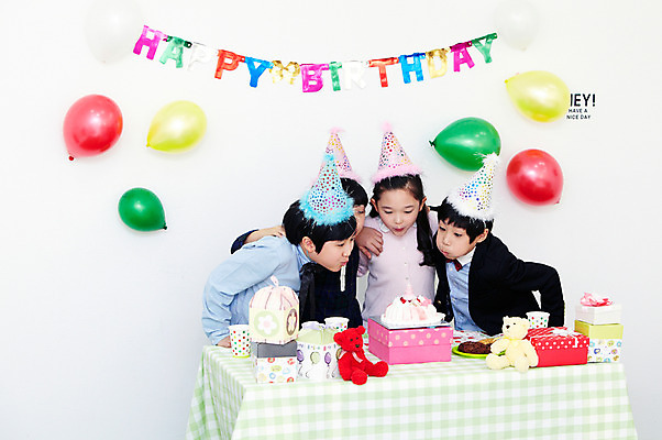 포토 JPG 학생 라이프스타일 여자 기념일 남자 행복 어린이라이프 초등학생 어린이 인형 포즈 탁자 실내 선물 서기 웃음 사람 동양인 소녀 이벤트 소년 여러명 상반신 장식 10대 컵 친구 선물상자 상자 장난감 파티 케이크 기쁨 고깔모자 한국인 축하 생일파티 생일 오브젝트 이벤트용품 파티용품 풍선 촛불끄기 십대만 국내포토 모자_잡화 식기 감정 가구 다수 컨셉 관계 모션 청소년 디저트 표정 인종 내부 생활 끄기 파일형식