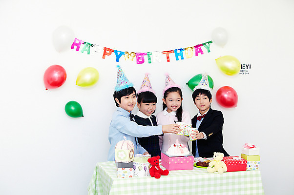 포토 JPG 학생 라이프스타일 여자 기념일 남자 행복 어린이라이프 초등학생 어린이 인형 포즈 탁자 실내 선물 서기 웃음 들기 사람 동양인 소녀 이벤트 소년 여러명 상반신 장식 10대 컵 친구 선물상자 상자 장난감 파티 케이크 기쁨 고깔모자 한국인 축하 생일파티 생일 오브젝트 이벤트용품 파티용품 건배 풍선 십대만 국내포토 모자_잡화 식기 감정 가구 다수 컨셉 관계 모션 청소년 디저트 표정 인종 내부 생활 파일형식