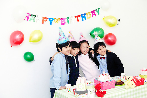 포토 JPG 학생 라이프스타일 여자 기념일 남자 행복 어린이라이프 초등학생 어린이 인형 포즈 탁자 어깨동무 실내 선물 서기 웃음 사람 동양인 소녀 이벤트 소년 여러명 상반신 장식 10대 컵 친구 선물상자 상자 장난감 파티 케이크 기쁨 고깔모자 한국인 축하 생일파티 생일 오브젝트 이벤트용품 파티용품 풍선 십대만 국내포토 모자_잡화 식기 감정 가구 다수 컨셉 관계 모션 청소년 디저트 표정 인종 내부 생활 파일형식