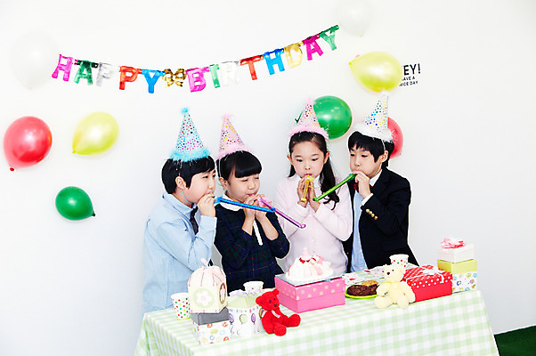 포토 JPG 학생 라이프스타일 여자 기념일 남자 행복 어린이라이프 초등학생 어린이 인형 포즈 탁자 실내 선물 서기 웃음 들기 사람 동양인 소녀 이벤트 소년 여러명 상반신 장식 10대 컵 친구 선물상자 상자 장난감 파티 케이크 기쁨 고깔모자 한국인 축하 생일파티 생일 오브젝트 이벤트용품 파티용품 풍선 코끼리피리 십대만 국내포토 모자_잡화 식기 감정 가구 다수 컨셉 관계 모션 청소년 디저트 표정 인종 내부 생활 파일형식