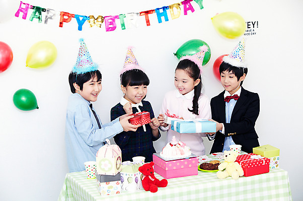 포토 JPG 학생 라이프스타일 여자 기념일 남자 행복 어린이라이프 초등학생 어린이 인형 포즈 탁자 실내 선물 서기 웃음 들기 사람 동양인 소녀 이벤트 소년 여러명 상반신 장식 10대 컵 친구 선물상자 상자 장난감 파티 케이크 기쁨 고깔모자 한국인 축하 생일파티 생일 오브젝트 이벤트용품 파티용품 주기 풍선 십대만 국내포토 모자_잡화 식기 감정 가구 다수 컨셉 관계 모션 청소년 디저트 표정 인종 내부 생활 파일형식