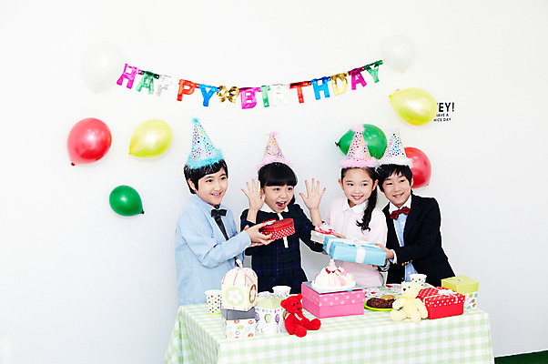 포토 JPG 학생 라이프스타일 여자 기념일 남자 행복 어린이라이프 초등학생 어린이 인형 포즈 탁자 실내 표정 선물 서기 웃음 들기 사람 동양인 소녀 이벤트 소년 여러명 상반신 장식 10대 컵 친구 선물상자 상자 장난감 파티 케이크 놀람 기쁨 고깔모자 한국인 축하 생일파티 생일 오브젝트 이벤트용품 파티용품 주기 풍선 십대만 국내포토 모자_잡화 식기 감정 가구 다수 컨셉 관계 모션 청소년 디저트 인종 내부 생활 파일형식