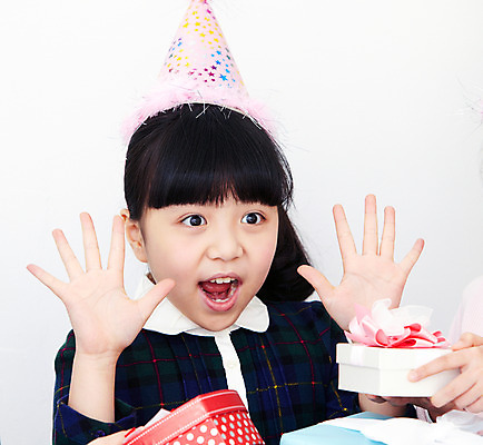 포토 JPG 학생 라이프스타일 여자 기념일 행복 어린이라이프 초등학생 어린이 포즈 실내 표정 선물 한명 서기 웃음 들기 사람 동양인 손짓 소녀 이벤트 상반신 장식 10대 선물상자 상자 파티 놀람 기쁨 고깔모자 한국인 축하 생일파티 생일 오브젝트 이벤트용품 파티용품 주기 여자만 여자한명만 소녀만 국내포토 모자_잡화 1 감정 컨셉 모션 청소년 인종 내부 생활 어린이만 파일형식