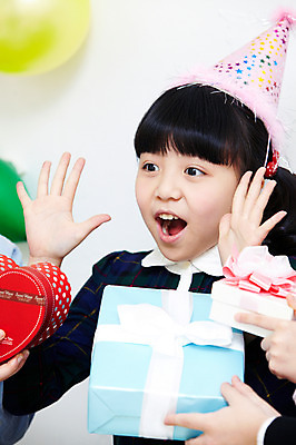 포토 JPG 학생 라이프스타일 여자 기념일 행복 어린이라이프 초등학생 어린이 포즈 실내 표정 선물 한명 서기 웃음 들기 사람 동양인 손짓 소녀 이벤트 상반신 장식 10대 선물상자 상자 파티 놀람 기쁨 고깔모자 한국인 축하 생일파티 생일 오브젝트 이벤트용품 파티용품 주기 여자만 여자한명만 소녀만 국내포토 모자_잡화 1 감정 컨셉 모션 청소년 인종 내부 생활 어린이만 파일형식