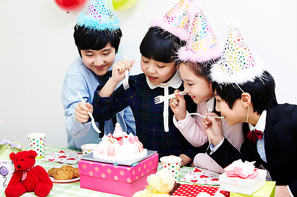 포토 JPG 학생 라이프스타일 여자 기념일 남자 행복 어린이라이프 초등학생 어린이 인형 포즈 포크 탁자 실내 선물 서기 웃음 들기 사람 동양인 소녀 이벤트 소년 여러명 상반신 장식 10대 컵 친구 선물상자 상자 장난감 파티 케이크 기쁨 고깔모자 한국인 축하 생일파티 생일 먹기 오브젝트 이벤트용품 파티용품 십대만 국내포토 모자_잡화 식기 감정 가구 다수 컨셉 관계 모션 청소년 디저트 표정 인종 내부 생활 파일형식