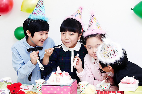 포토 JPG 학생 라이프스타일 여자 기념일 남자 행복 어린이라이프 초등학생 어린이 인형 포즈 포크 탁자 실내 선물 서기 웃음 들기 사람 동양인 소녀 이벤트 소년 여러명 상반신 장식 10대 컵 친구 선물상자 상자 장난감 파티 케이크 기쁨 고깔모자 한국인 축하 생일파티 생일 먹기 오브젝트 이벤트용품 파티용품 풍선 십대만 국내포토 모자_잡화 식기 감정 가구 다수 컨셉 관계 모션 청소년 디저트 표정 인종 내부 생활 파일형식