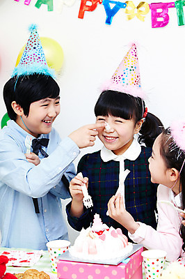 포토 JPG 학생 라이프스타일 여자 기념일 남자 행복 어린이라이프 초등학생 어린이 포즈 포크 장난 탁자 실내 서기 웃음 들기 사람 동양인 소녀 이벤트 소년 상반신 장식 10대 컵 세명 친구 파티 케이크 기쁨 고깔모자 한국인 축하 생일파티 생일 먹기 오브젝트 이벤트용품 파티용품 풍선 십대만 국내포토 모자_잡화 식기 감정 가구 컨셉 관계 모션 청소년 디저트 표정 인종 내부 생활 파일형식