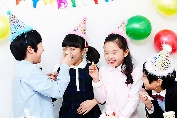 포토 JPG 학생 라이프스타일 여자 기념일 남자 행복 어린이라이프 초등학생 어린이 포즈 포크 장난 실내 서기 웃음 들기 사람 동양인 소녀 이벤트 소년 여러명 상반신 장식 10대 친구 파티 기쁨 고깔모자 한국인 축하 생일파티 생일 오브젝트 이벤트용품 파티용품 풍선 십대만 국내포토 모자_잡화 식기 감정 다수 컨셉 관계 모션 청소년 표정 인종 내부 생활 파일형식