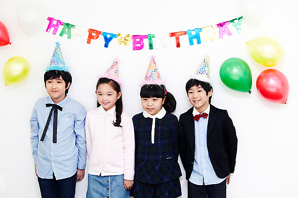 포토 JPG 학생 라이프스타일 여자 기념일 남자 행복 어린이라이프 초등학생 어린이 포즈 실내 서기 웃음 사람 동양인 소녀 이벤트 소년 여러명 상반신 장식 10대 친구 파티 기쁨 고깔모자 한국인 축하 생일파티 생일 오브젝트 이벤트용품 파티용품 풍선 십대만 국내포토 모자_잡화 감정 다수 컨셉 관계 모션 청소년 표정 인종 내부 생활 파일형식