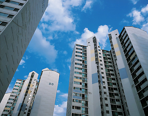 포토 JPG 주간 구름 건축물 현대건축 로우앵글 하늘 아파트 한국 풍경 사람없음 야외 건물 도시풍경 맑음 고층빌딩 도시 아파트분양 국내포토 자연요소 건축 아시아 뷰포인트 날씨 주택 빌딩 분양 파일형식